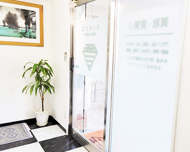 質屋 金蔵の店内